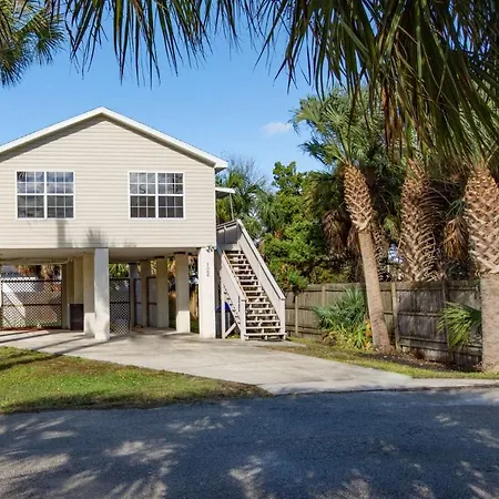 102 10Th St. Villa
